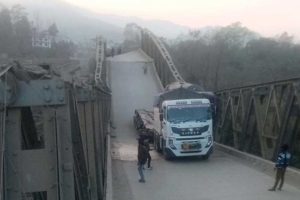 भारतीय ट्रकले भत्कायो पूर्वी नवलपारीस्थित विनय खोलाको पुल, पूर्वपश्चिम यातायात ठप्प