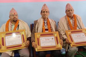 प्रेस चाैतारी माेरङद्वारा तीन पत्रकार सम्मानित