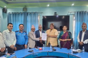 मेयर कोइरालालाई ट्राफिक व्यवस्थापनसम्बन्धी प्रतिवेदन हस्तान्तरण 