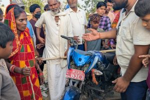 तस्करलाई पछयाउँदा तीन मोटरसाईकल ठोक्किए, एक गम्भिर
