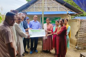 साना किसान सहकारी सिजुवाद्वारा मृतक सदस्यको परिवारलाई बिमा रकम हस्तान्तरण