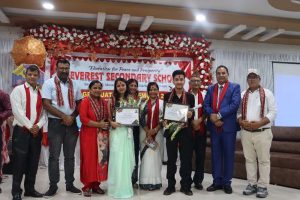 एसइइमा उत्तिर्ण हुने १७१ जना विद्यार्थी र अभिभावकलाई एभरेष्टले गर्यो अभिनन्दन